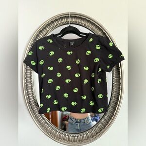 Vibe N' Black Tee‎ with Aliens